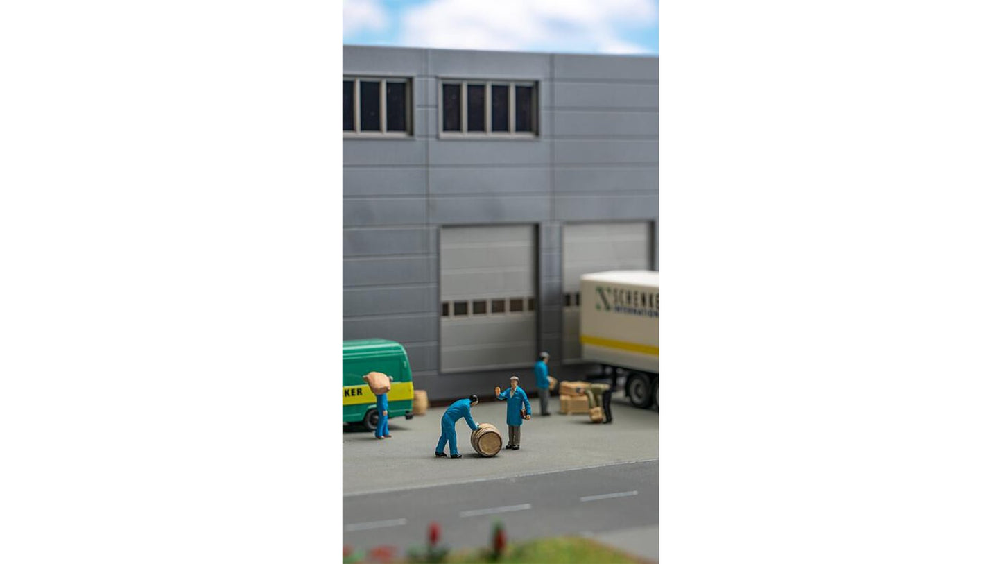 Faller 151609 Freight workers with parcels and barrels