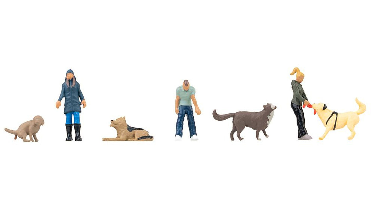 Faller FA151745 Walkers with dogs