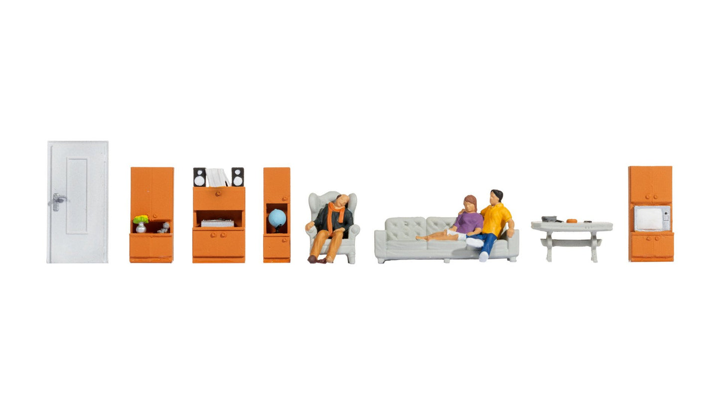 NOCH NO16286 Themed Figures Set ‘Living Room’ Contents: 1 man in armchair 1 couple on the sofa 1 wall unit 1 li…