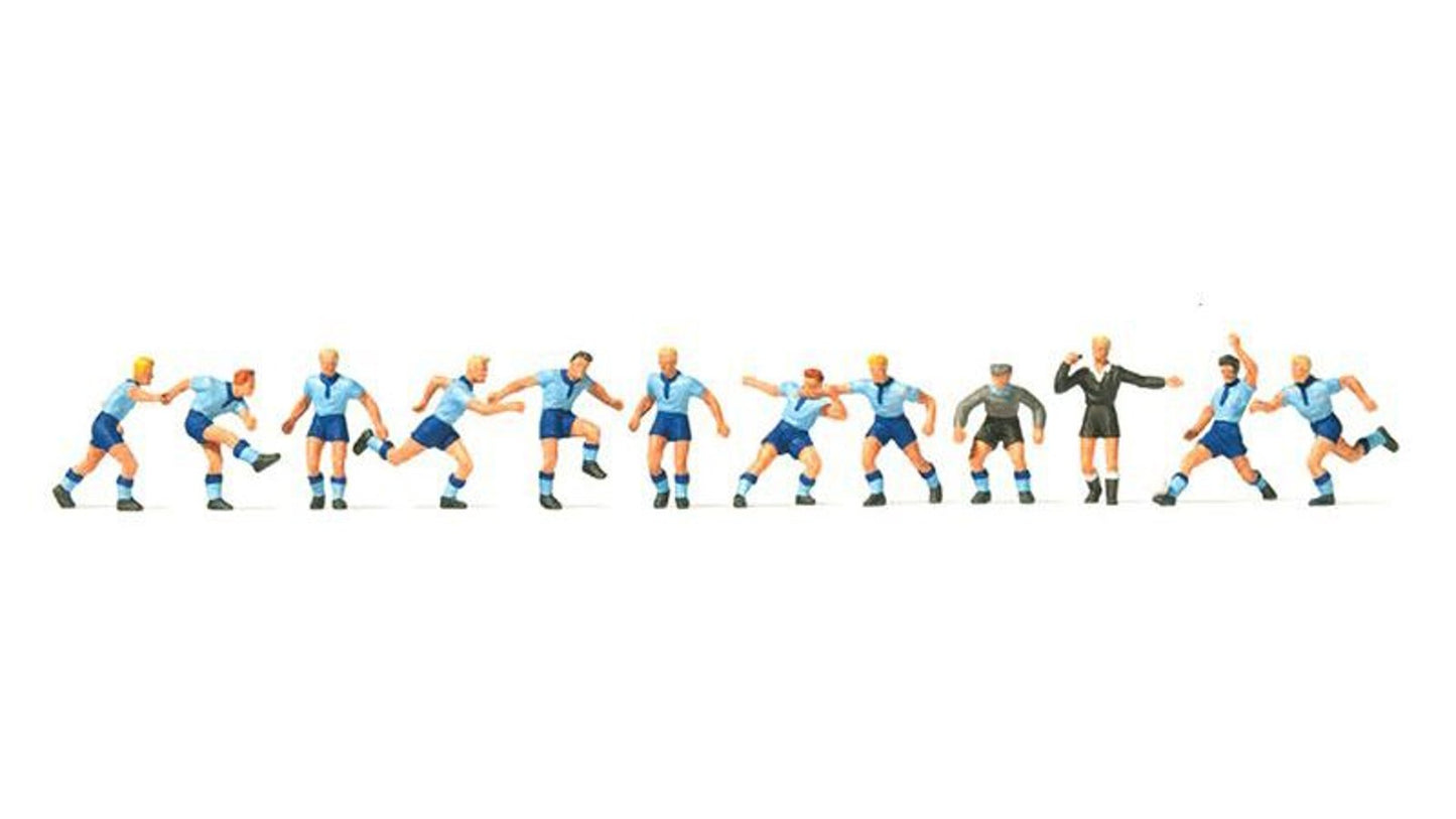 Preiser 10756 Soccer Team And Referee Light Blue Shirts Dark Blue Shorts