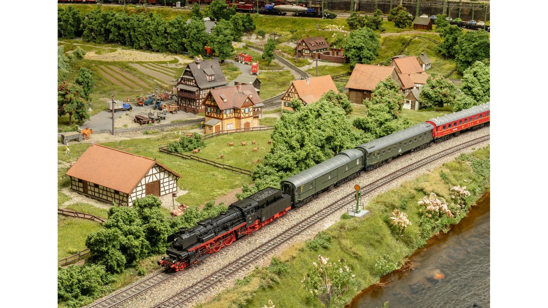 Marklin 38323 Steam Locomotive, Road Number 18 323