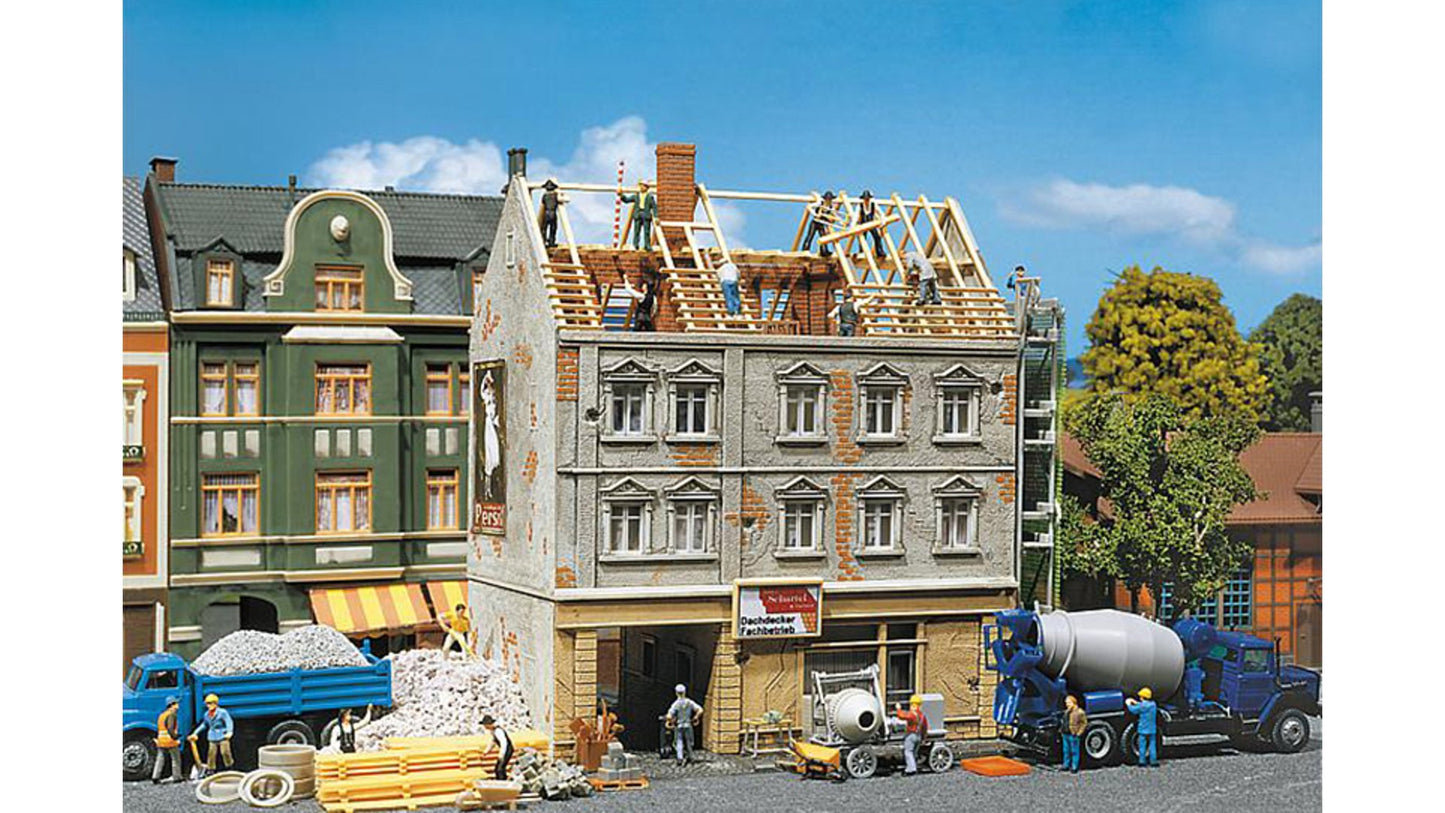 Faller 130456 Town house under renovation