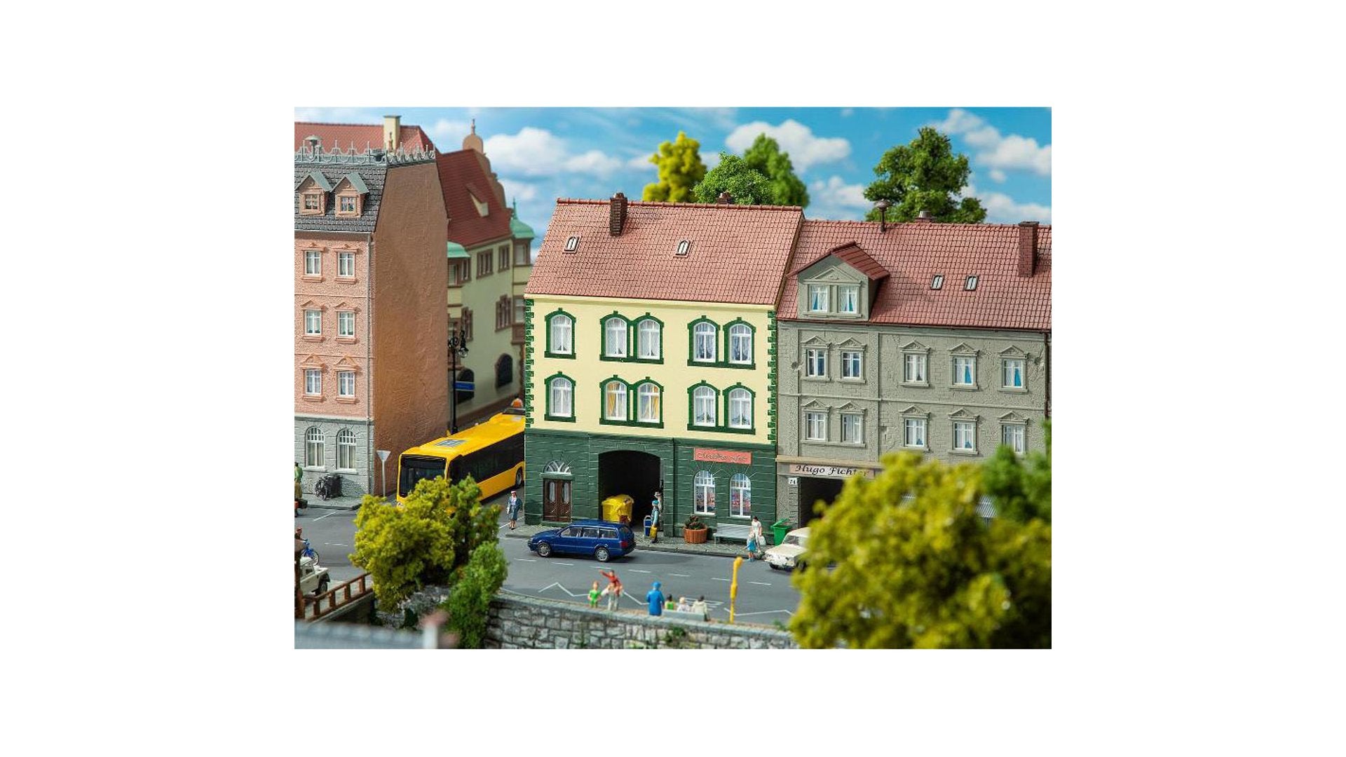 Faller 130628 Town house with model making shop