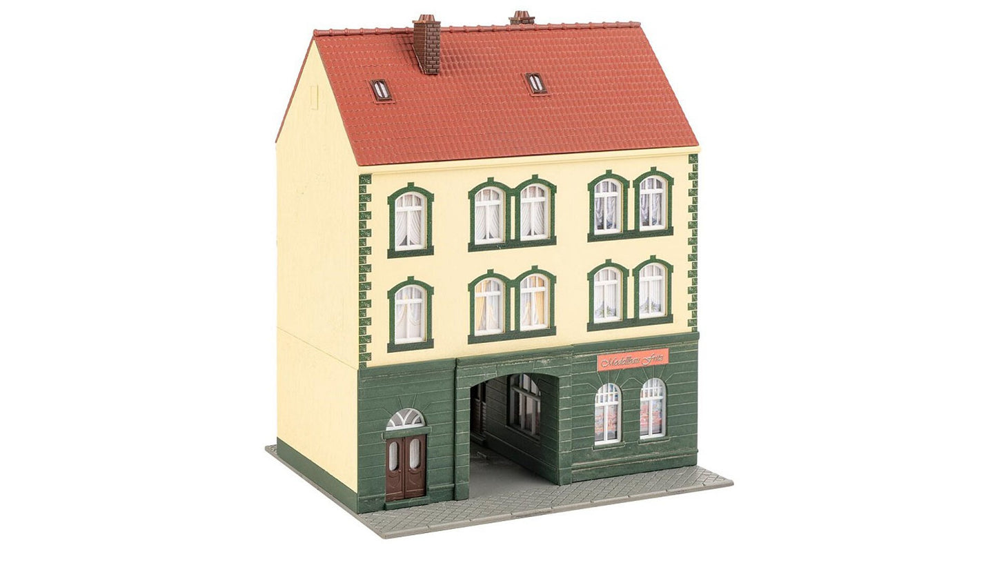 Faller 130628 Town house with model making shop