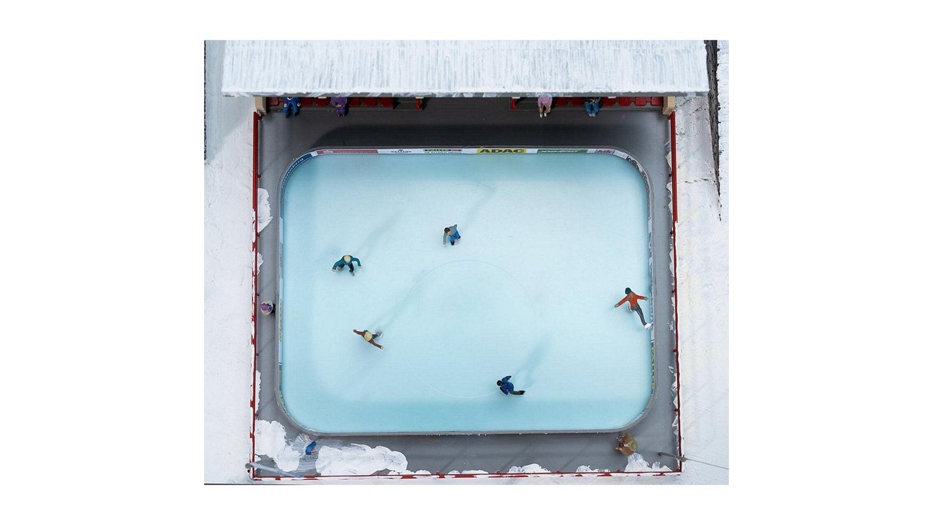 Faller 134005 Artificial Ice Rink with Moving Figures