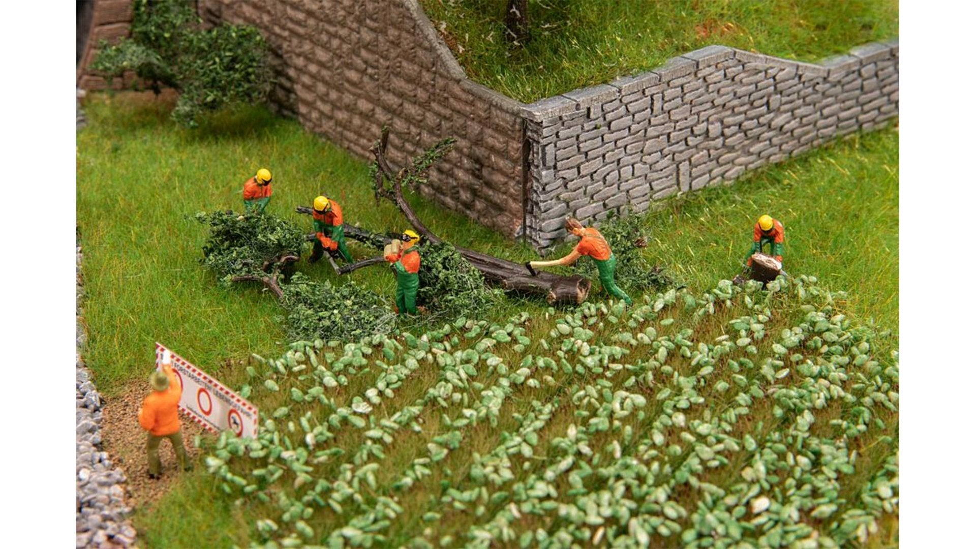 Faller 151690 Forestry Workers with Modern Equipment