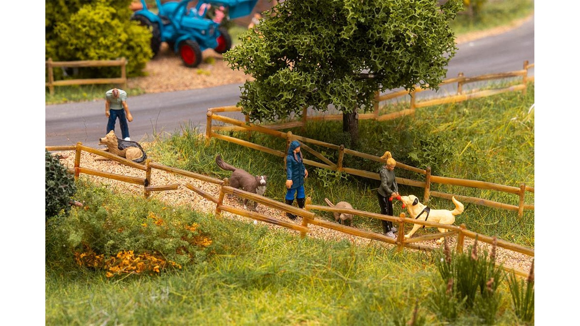 Faller FA151745 Walkers with dogs