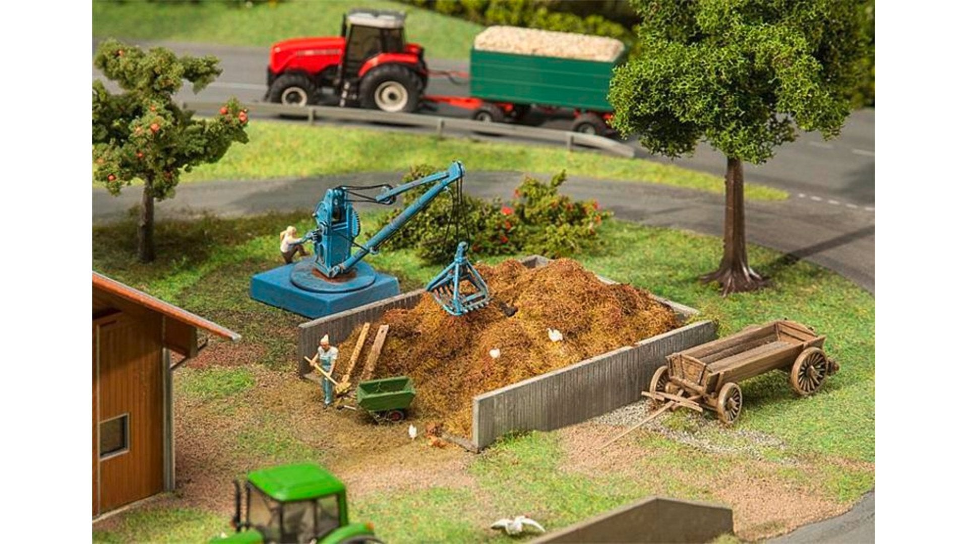 Faller 180381 Dunghill with Crane