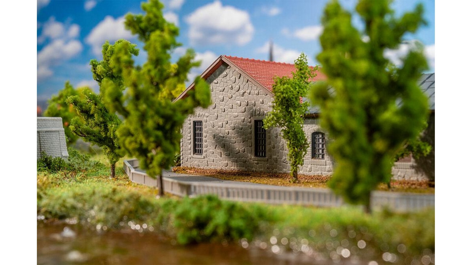 Faller 222106 Two stall locomotive shed with workshop