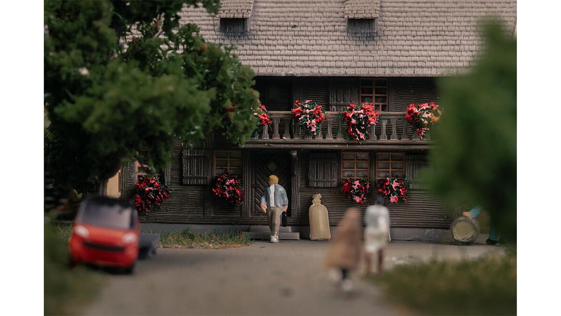 Faller FA232011 Clockmaker's cottage with figure Anniversary model