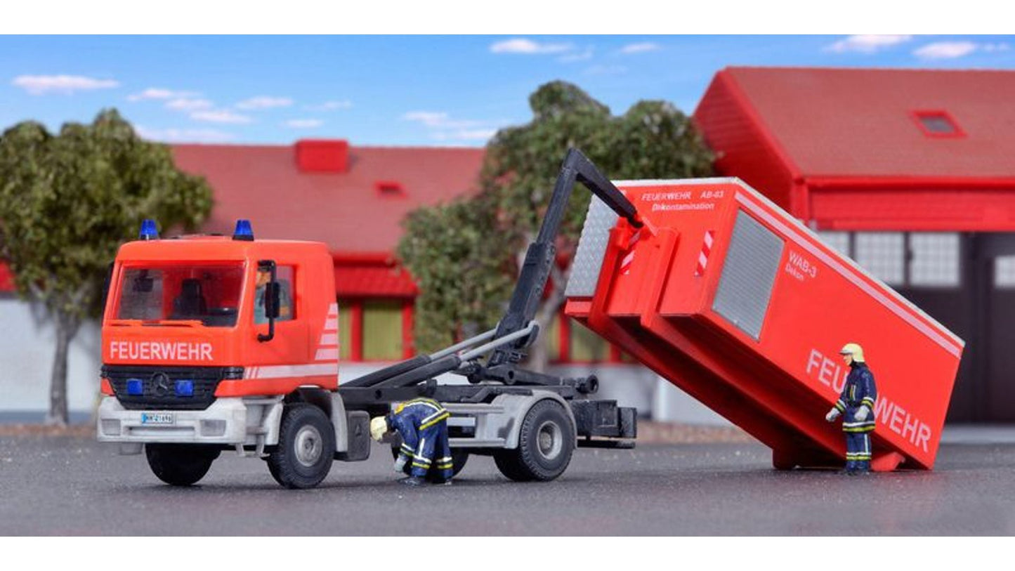 Kibri 18256 MB Actros with Roll Off Respiratory Container Kit