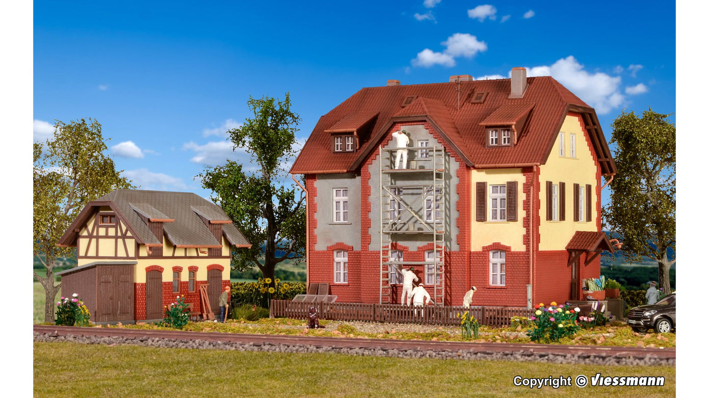 Kibri 39315 H0 Railway workers tenement with outbuilding