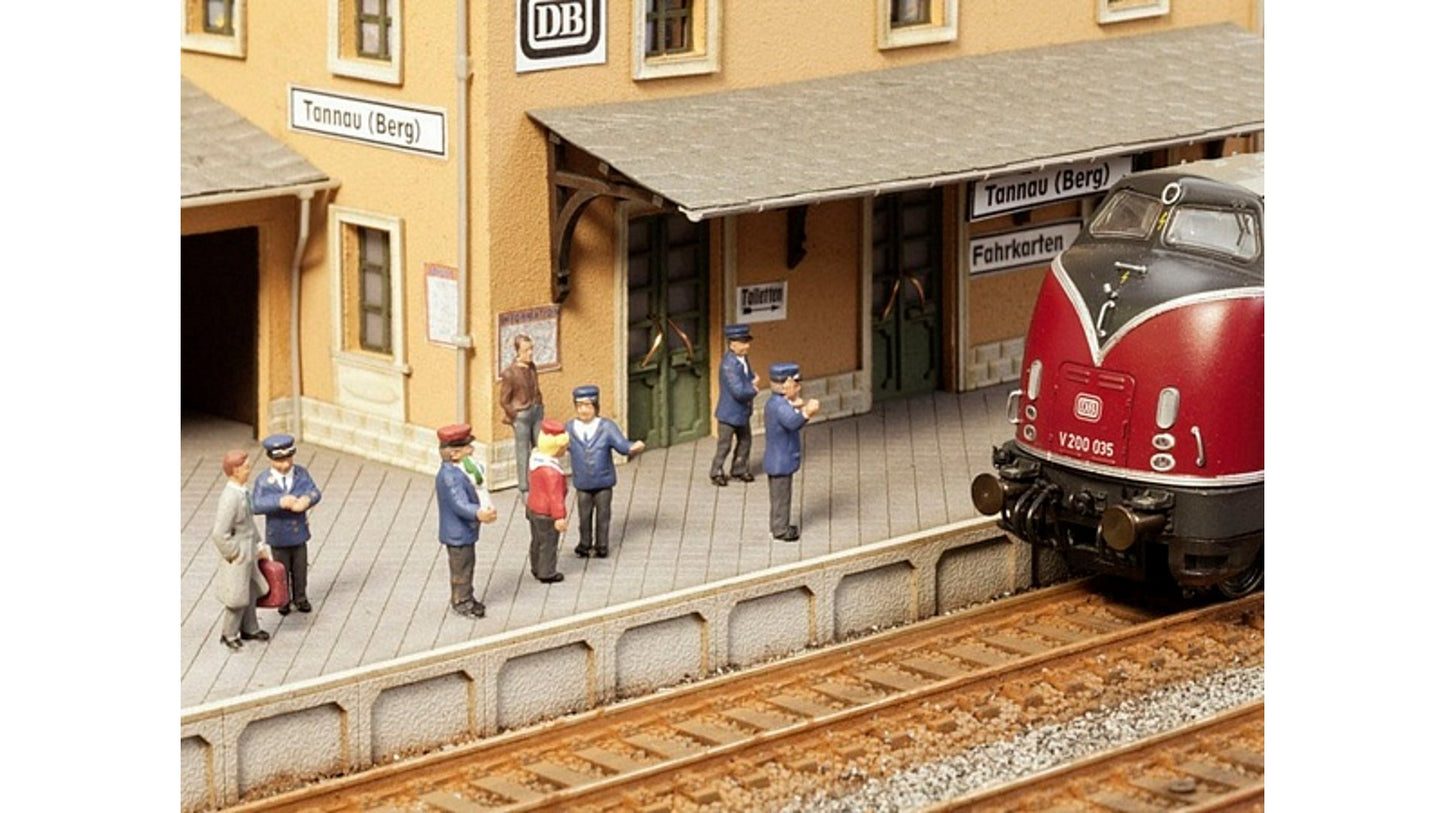 Noch NO12800 On the Platform for H0