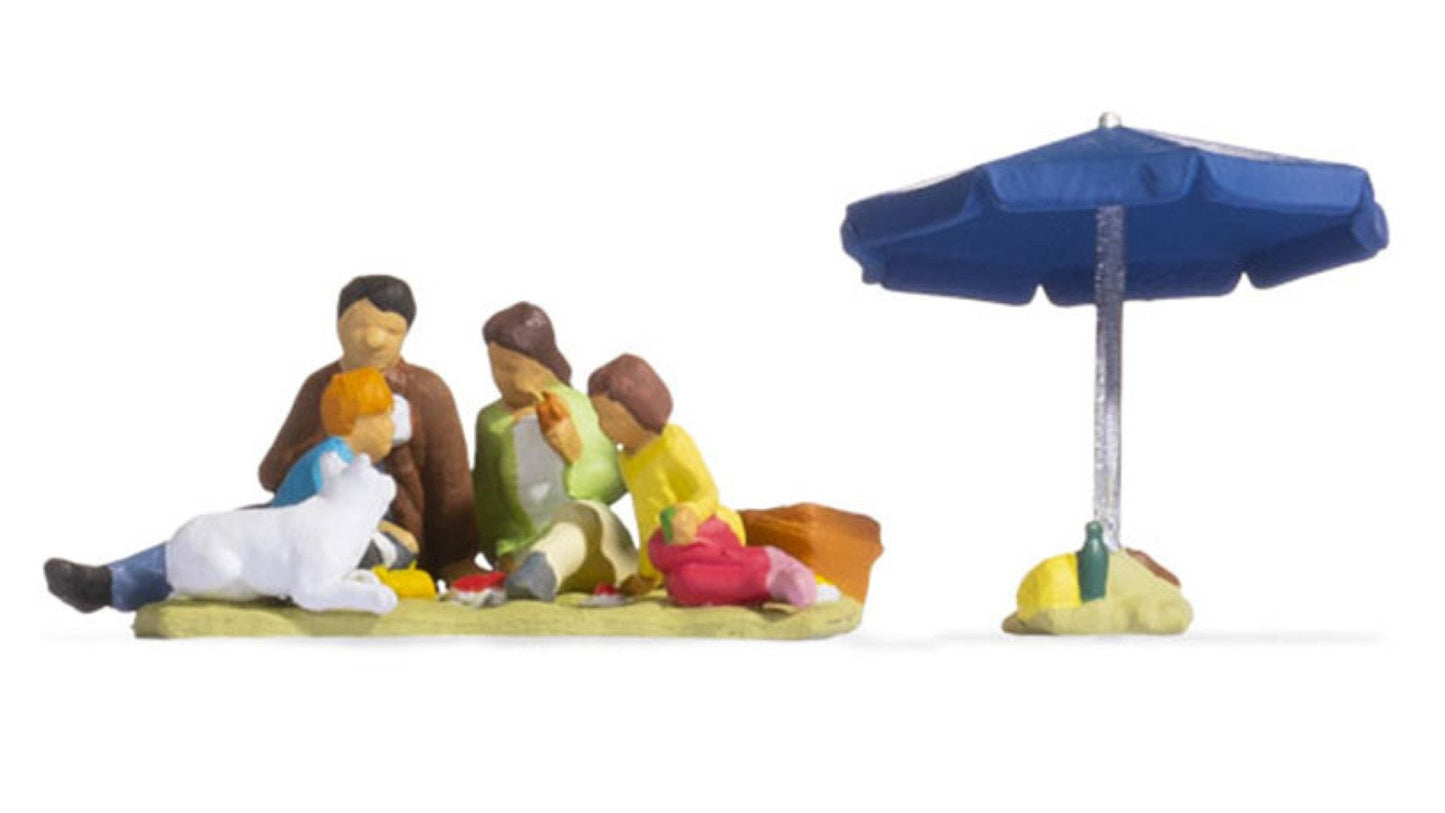 NOCH NO15599 Family Having a Picnic