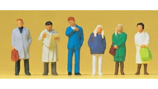 Preiser 14071 Waiting travelers at the platform