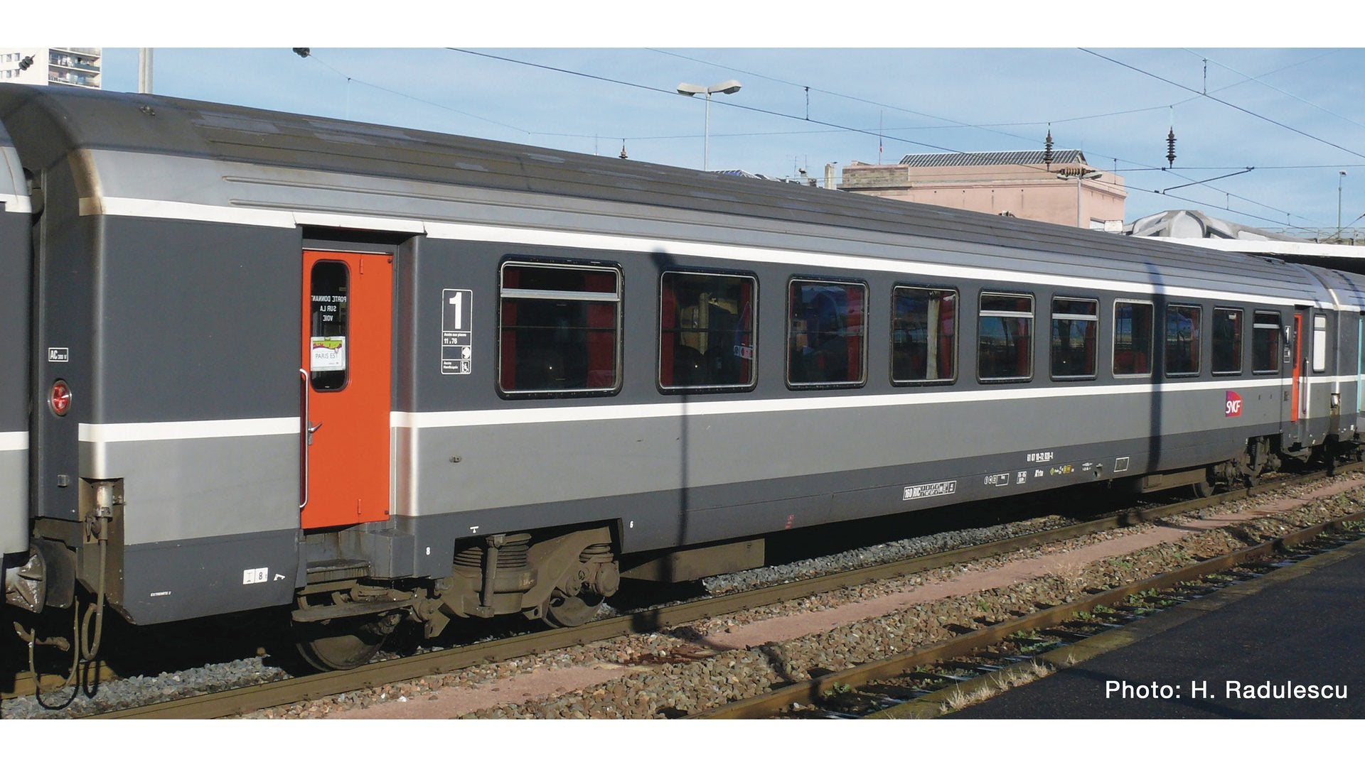 Roco 74537 1st class Corail Saloon Coach