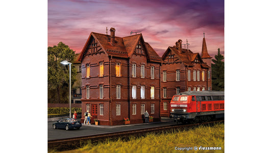Vollmer 43806 Railroad Man House with Roofridge